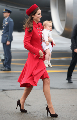 Illustration for article titled Duchess Kate, Prince William and Prince George Deplane in High Style